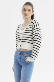 Sweater juvenil blanco con negro de rayas horizontales y botones negros en el frente