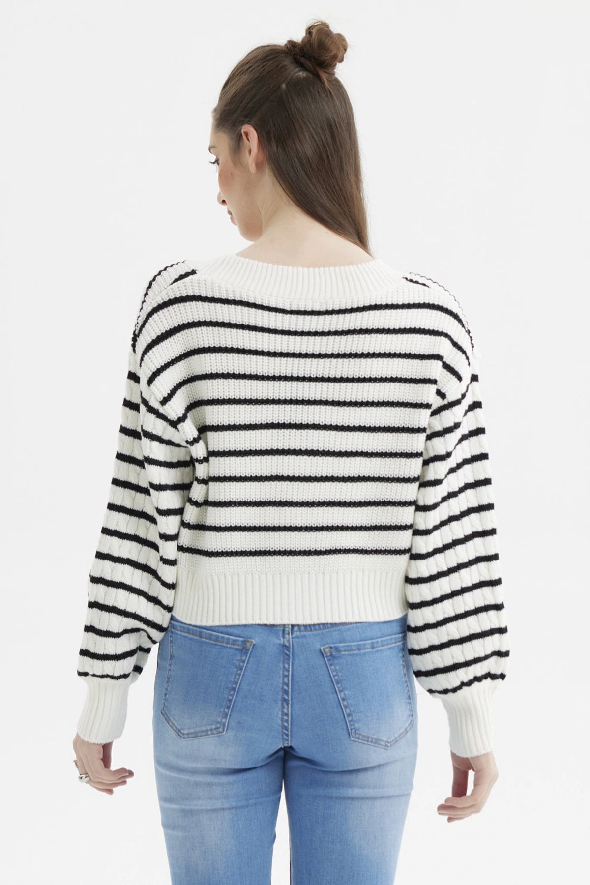 Sweater juvenil blanco con negro de rayas horizontales y botones negros en el frente