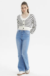 Sweater juvenil blanco con negro de rayas horizontales y botones negros en el frente