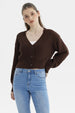 Sweater juvenil café oscuro con botones y tejido trenzado en mangas ideal para un look casual sin estampa lisa