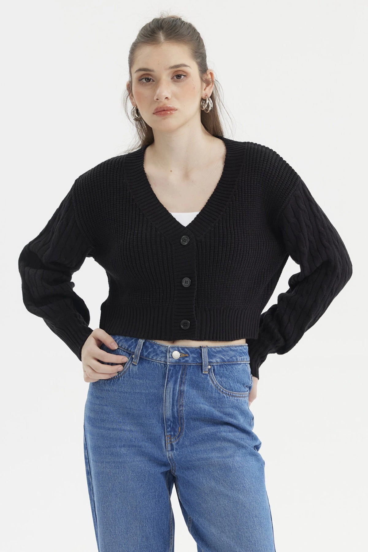 Sweater negro de mujer con diseño juvenil de punto grueso sin estampa ideal para días fríos y casuales