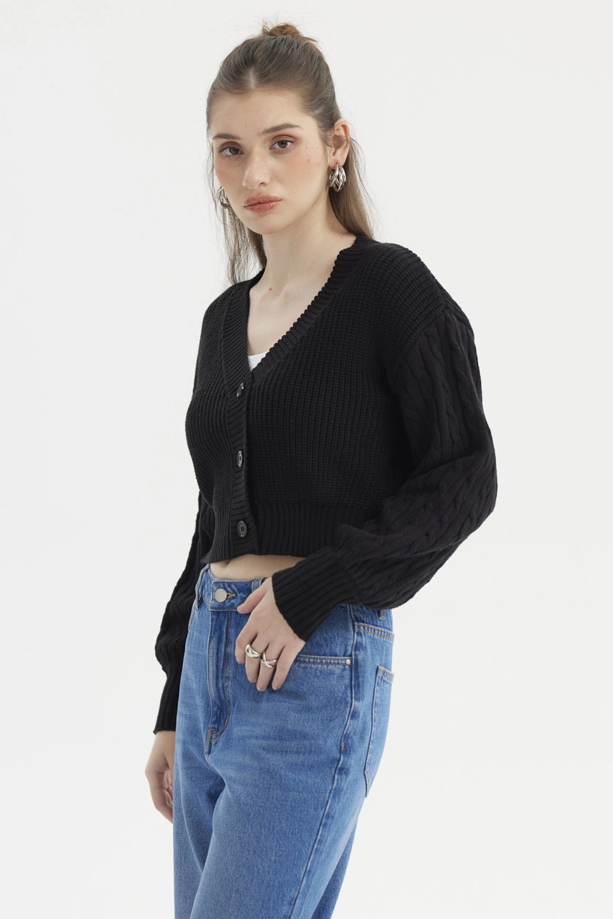 Sweater negro de mujer con diseño juvenil de punto grueso sin estampa ideal para días fríos y casuales