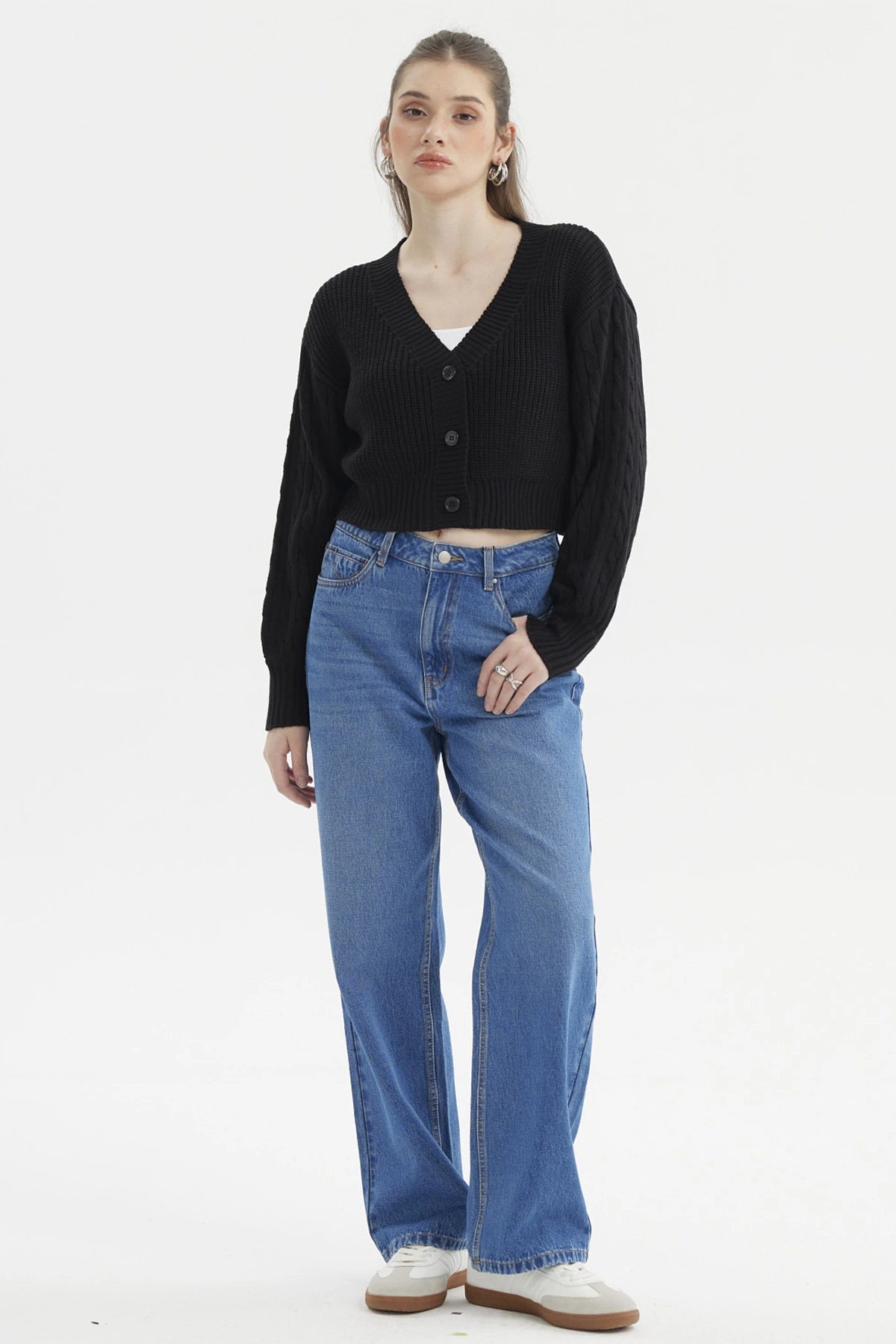Sweater negro de mujer con diseño juvenil de punto grueso sin estampa ideal para días fríos y casuales