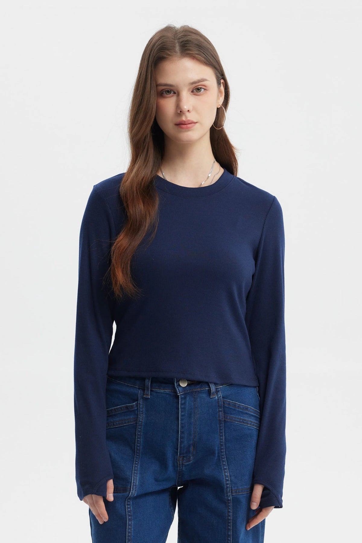 Polera azul para mujer de manga larga con abertura en el puño diseño liso y ajuste ceñido ideal para un look casual