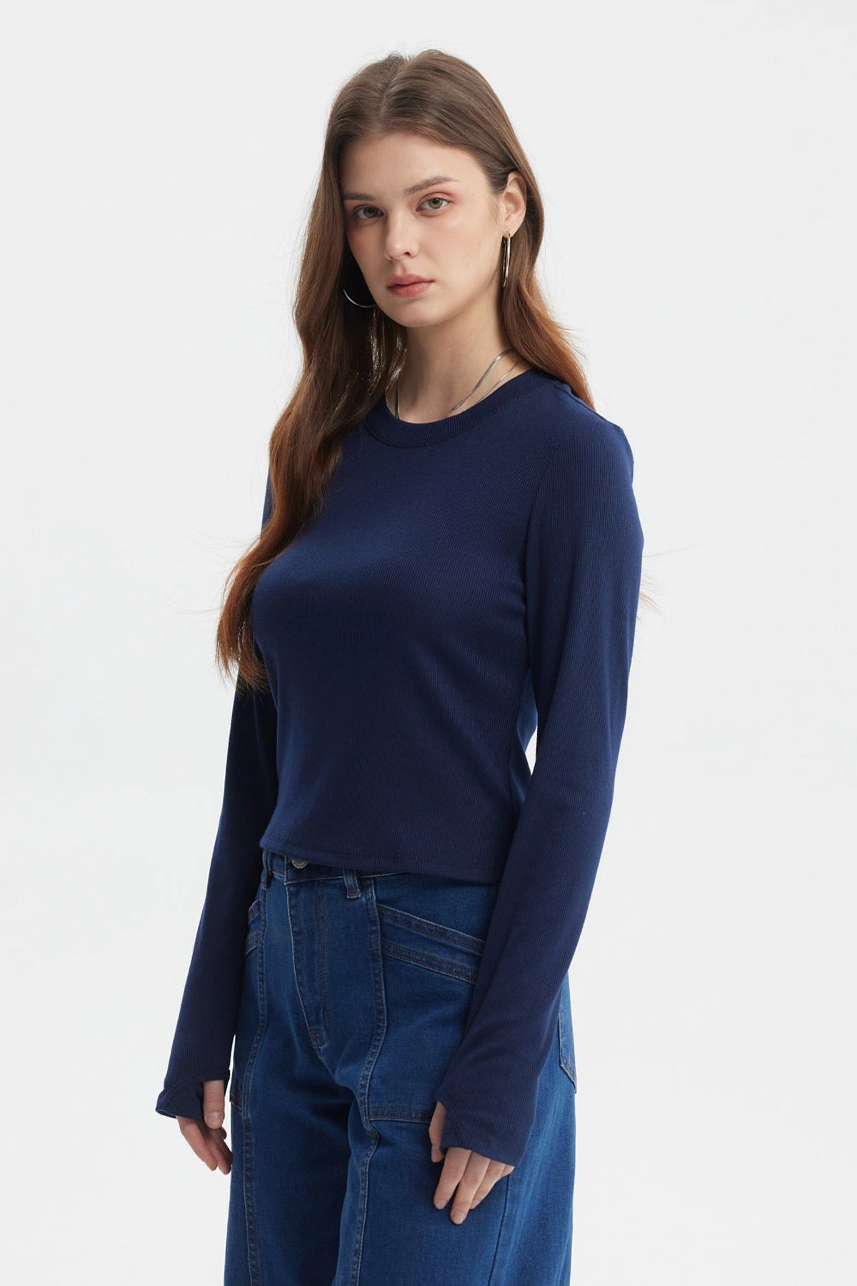 Polera azul para mujer de manga larga con abertura en el puño diseño liso y ajuste ceñido ideal para un look casual