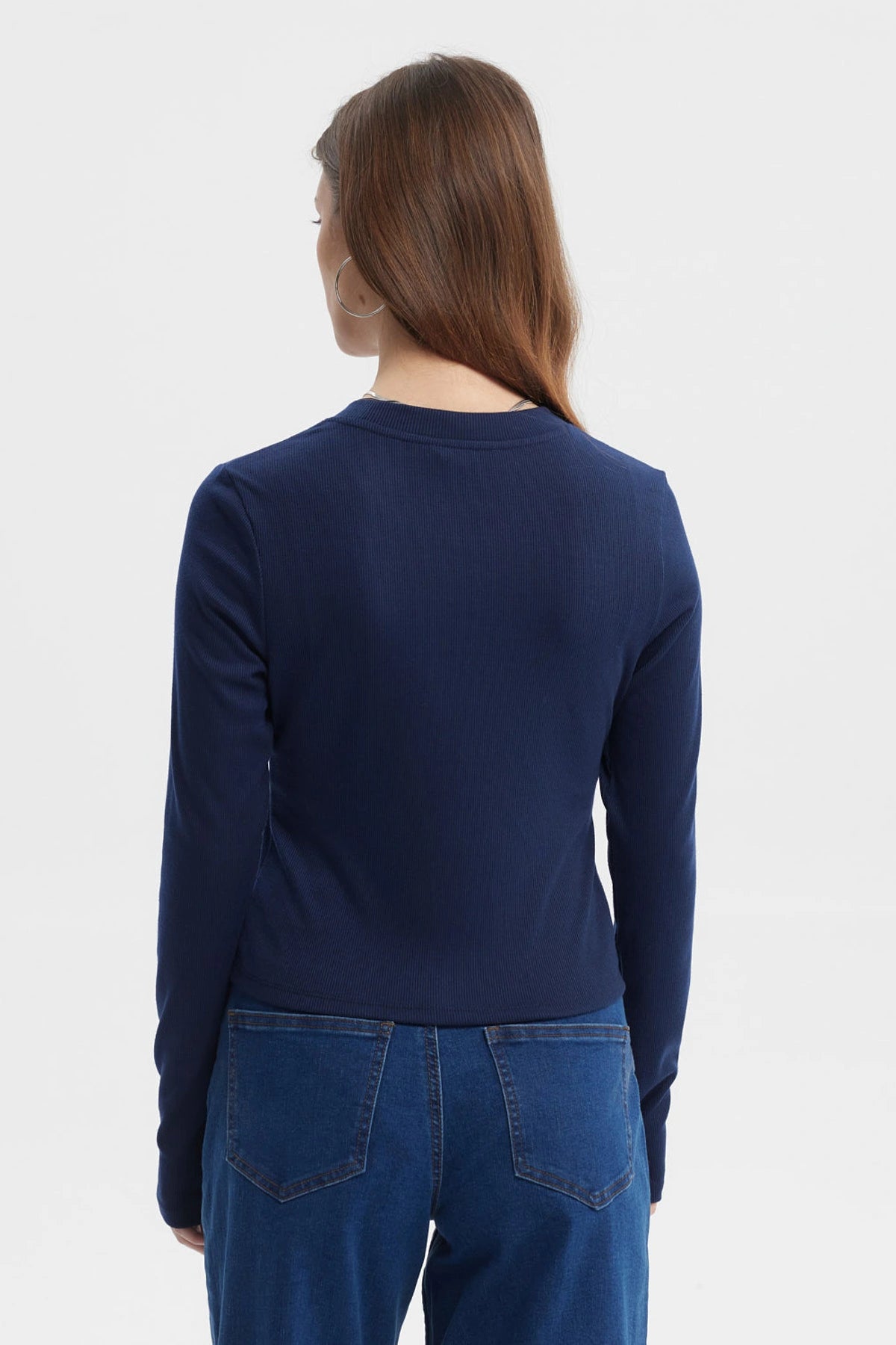 Polera azul para mujer de manga larga con abertura en el puño diseño liso y ajuste ceñido ideal para un look casual