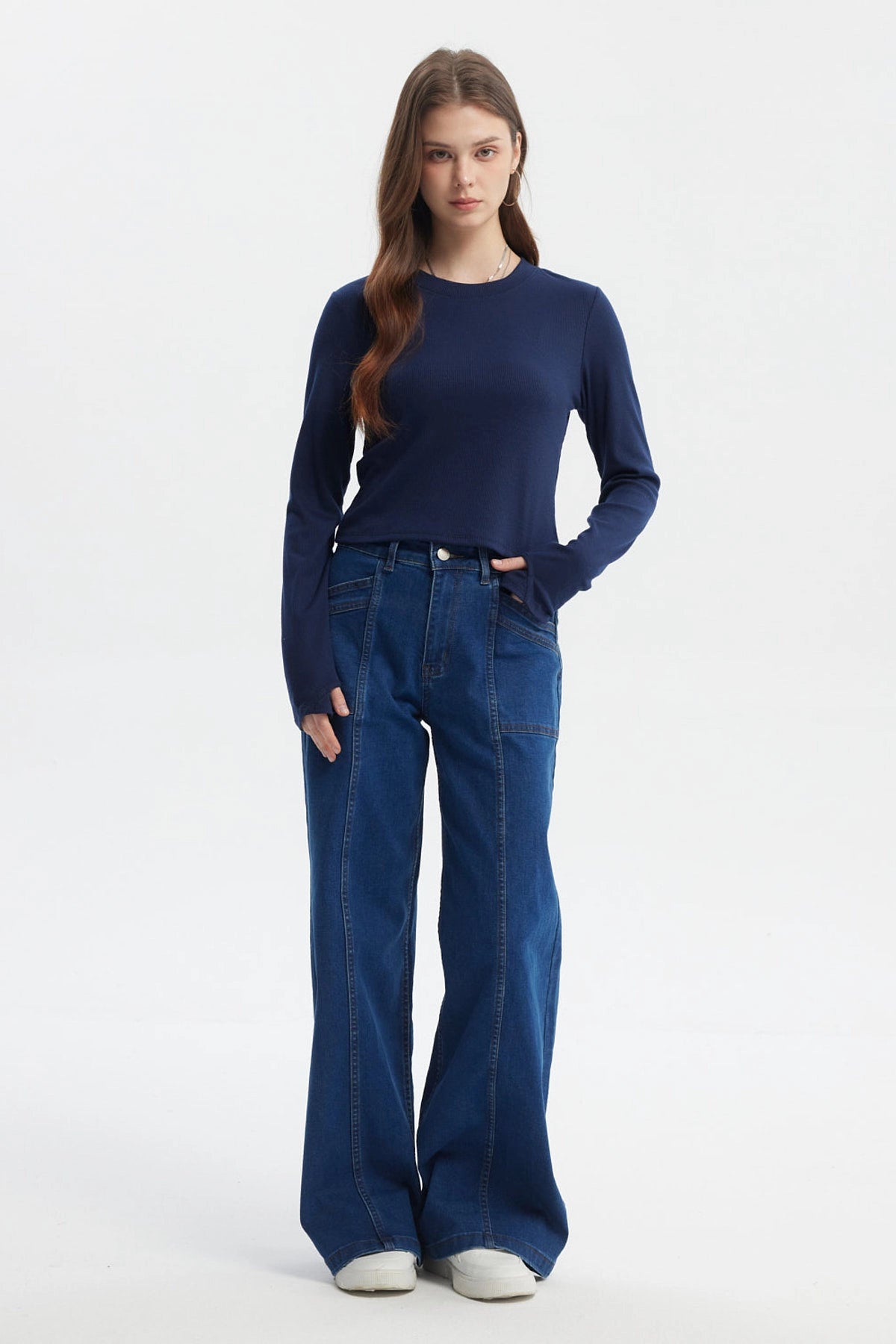Polera azul para mujer de manga larga con abertura en el puño diseño liso y ajuste ceñido ideal para un look casual