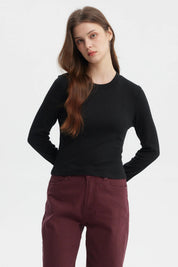 Polera negra de mujer manga larga con abertura en el puño diseño liso ideal para un look casual elegante