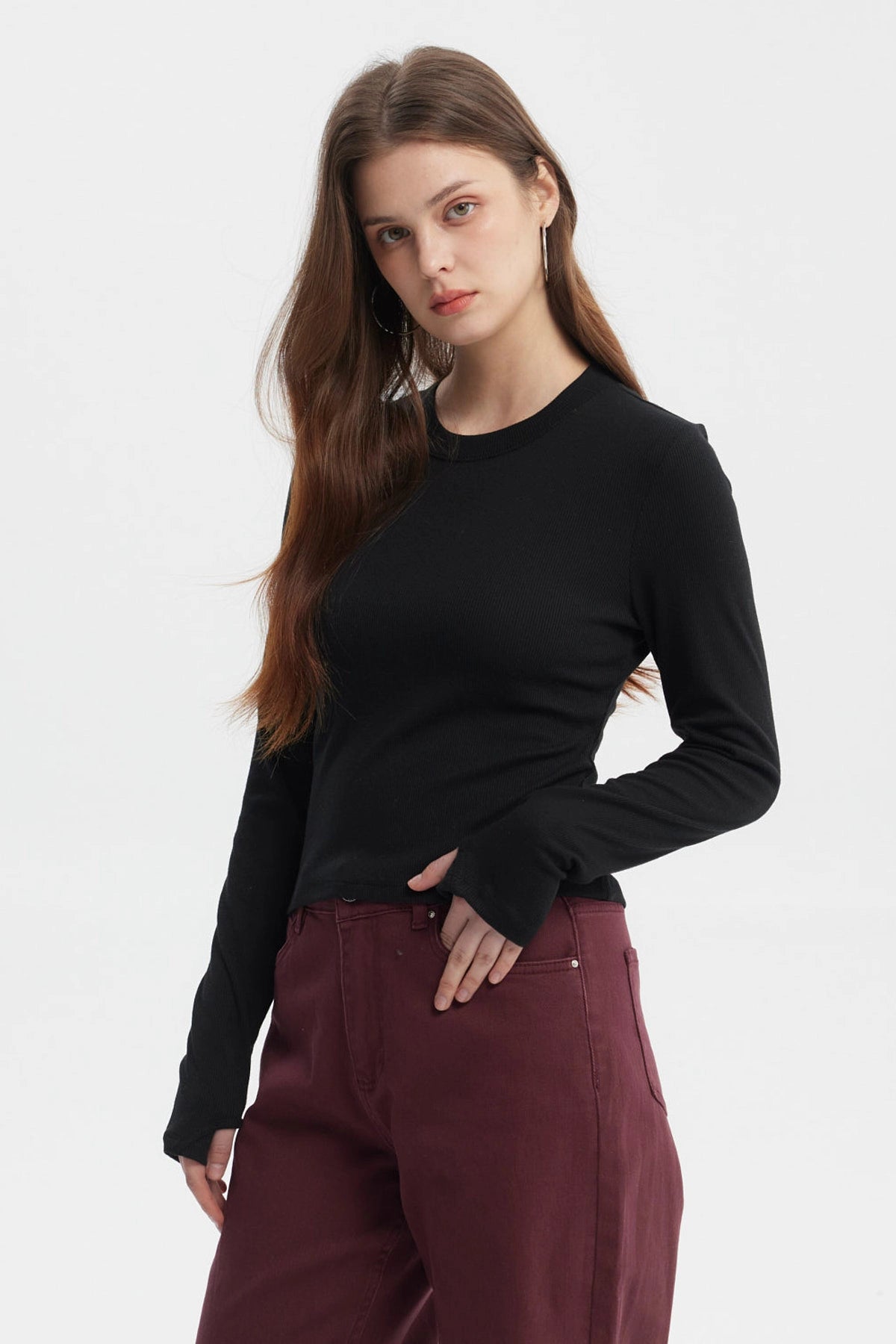 Polera negra de mujer manga larga con abertura en el puño diseño liso ideal para un look casual elegante