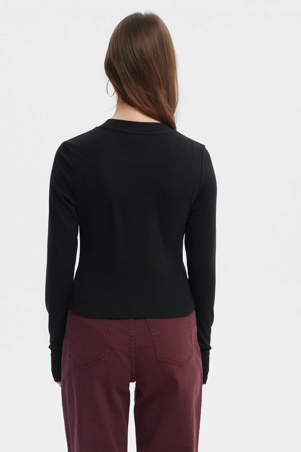 Polera negra de mujer manga larga con abertura en el puño diseño liso ideal para un look casual elegante