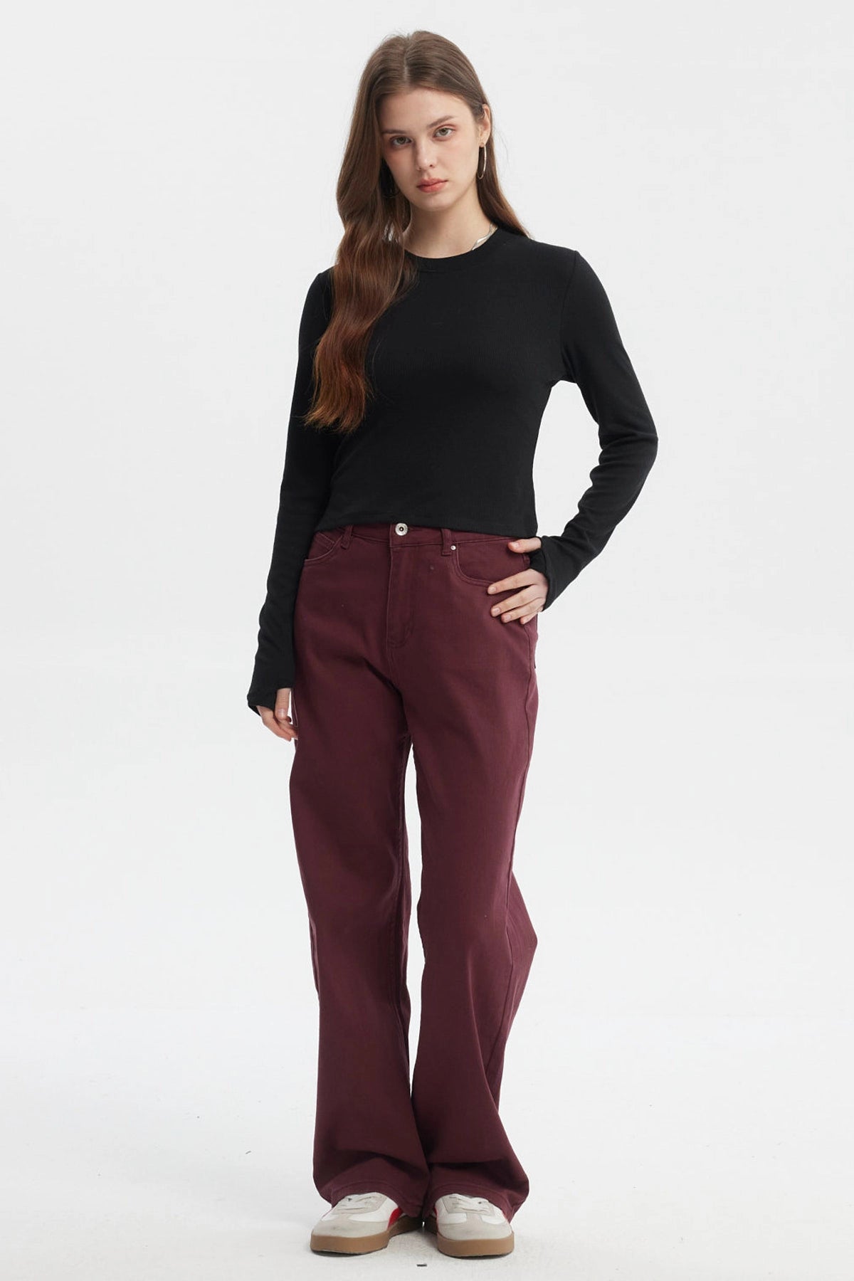 Polera negra de mujer manga larga con abertura en el puño diseño liso ideal para un look casual elegante