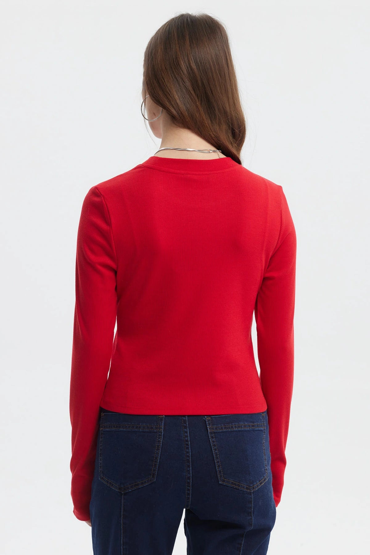 Polera mujer roja de manga larga con abertura en puños sin estampa lisa ideal para un look casual y moderno
