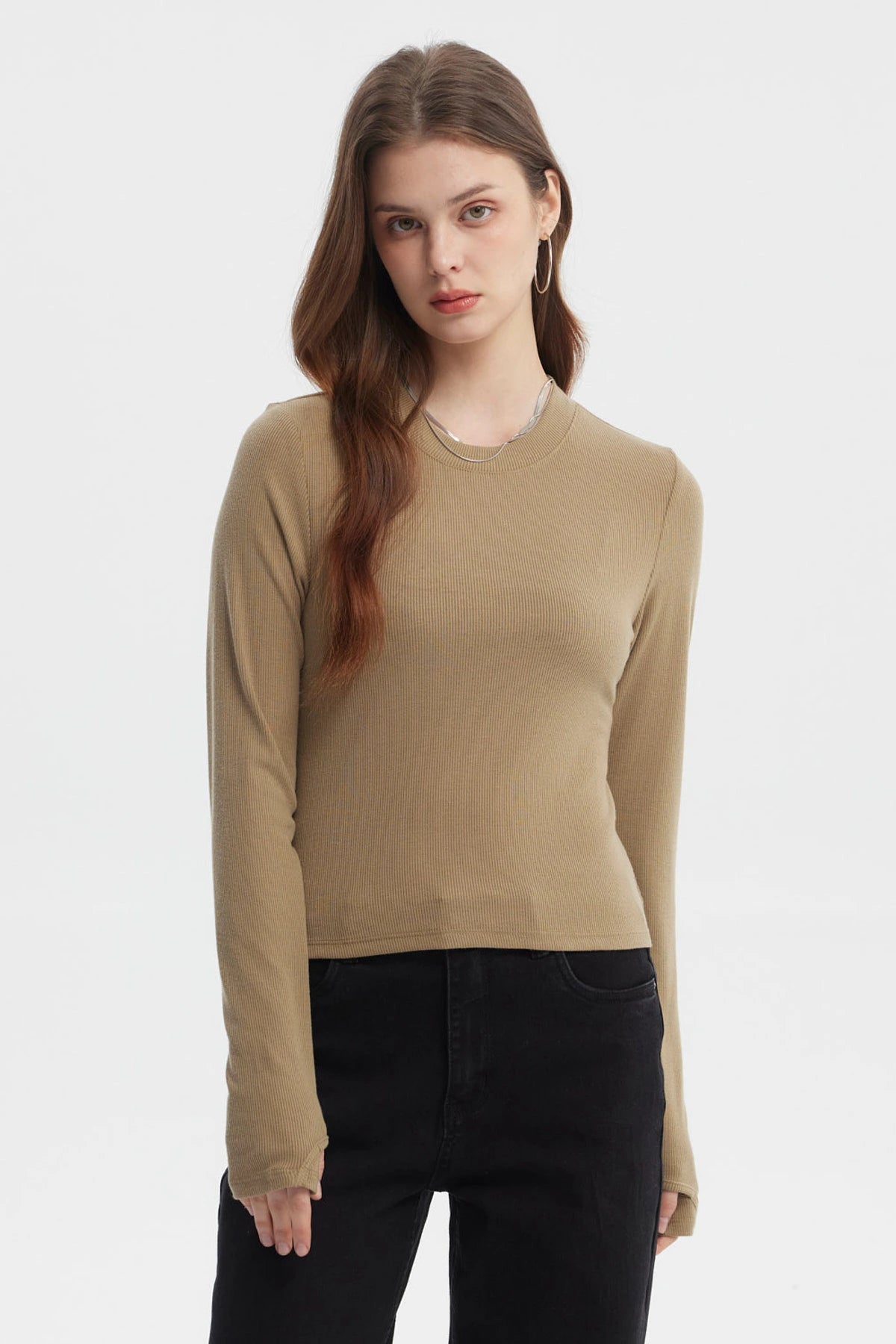 Polera de mujer verde olivo con abertura en puños de estilo rib tejido liso ajustado sin estampa visible