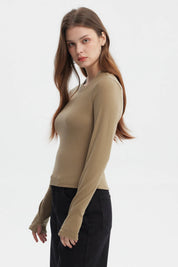 Polera de mujer verde olivo con abertura en puños de estilo rib tejido liso ajustado sin estampa visible
