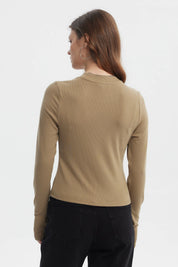 Polera de mujer verde olivo con abertura en puños de estilo rib tejido liso ajustado sin estampa visible