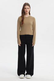 Polera de mujer verde olivo con abertura en puños de estilo rib tejido liso ajustado sin estampa visible