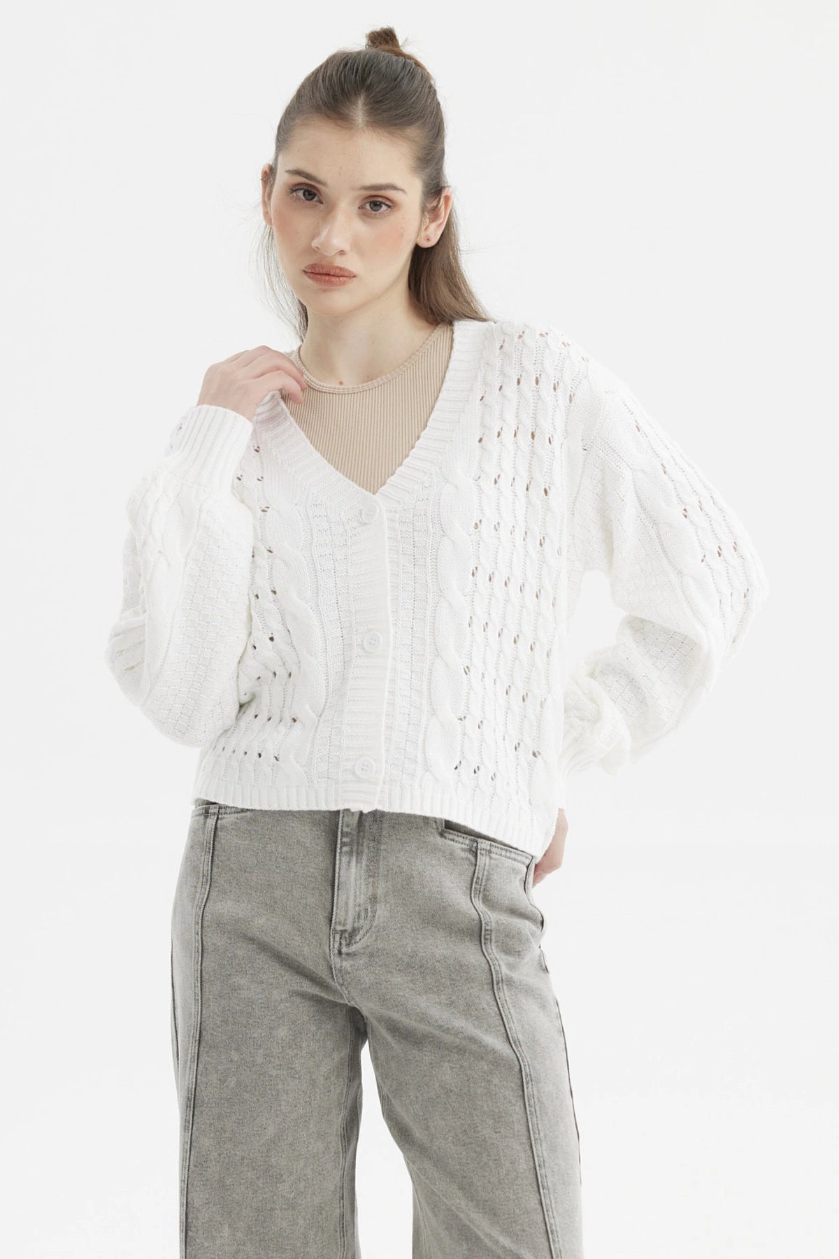 Sweater juvenil blanco de mujer con tejido calado y trenzado sin estampa botones al frente diseño moderno