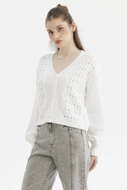 Sweater juvenil blanco de mujer con tejido calado y trenzado sin estampa botones al frente diseño moderno