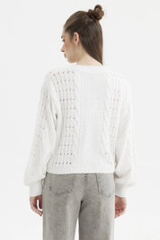 Sweater juvenil blanco de mujer con tejido calado y trenzado sin estampa botones al frente diseño moderno