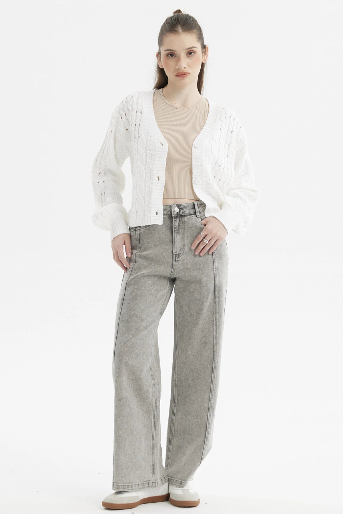 Sweater juvenil blanco de mujer con tejido calado y trenzado sin estampa botones al frente diseño moderno