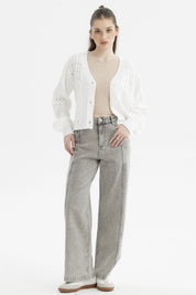 Sweater juvenil blanco de mujer con tejido calado y trenzado sin estampa botones al frente diseño moderno