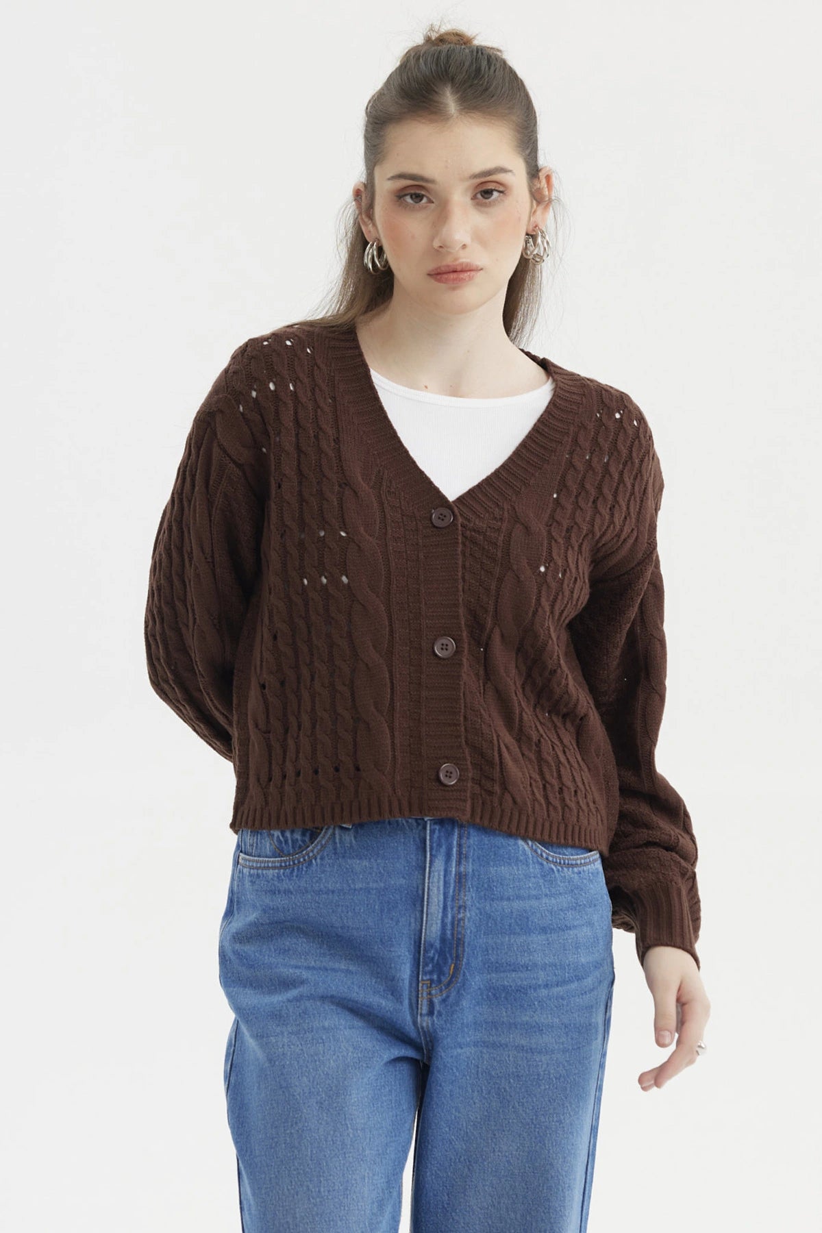 Sweater café oscuro para mujer con diseño de trenzas y botones al frente estilo juvenil sin estampa visible