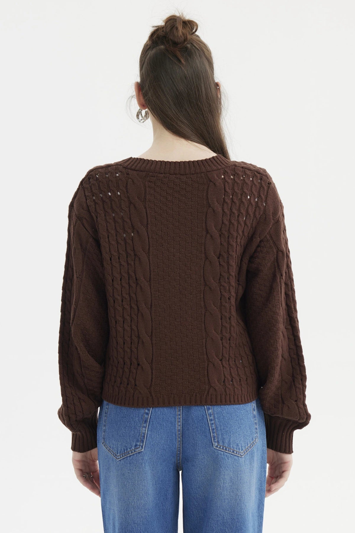 Sweater café oscuro para mujer con diseño de trenzas y botones al frente estilo juvenil sin estampa visible