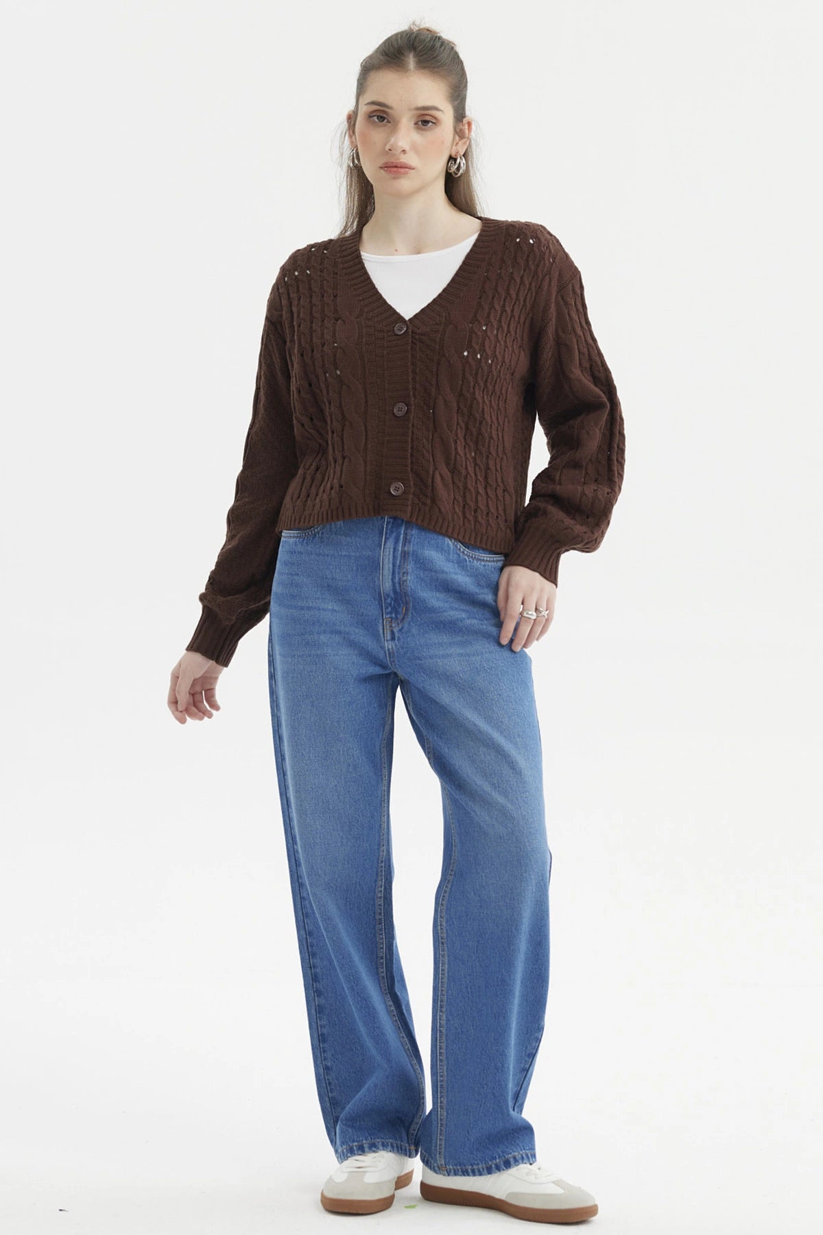 Sweater café oscuro para mujer con diseño de trenzas y botones al frente estilo juvenil sin estampa visible