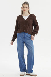 Sweater café oscuro para mujer con diseño de trenzas y botones al frente estilo juvenil sin estampa visible