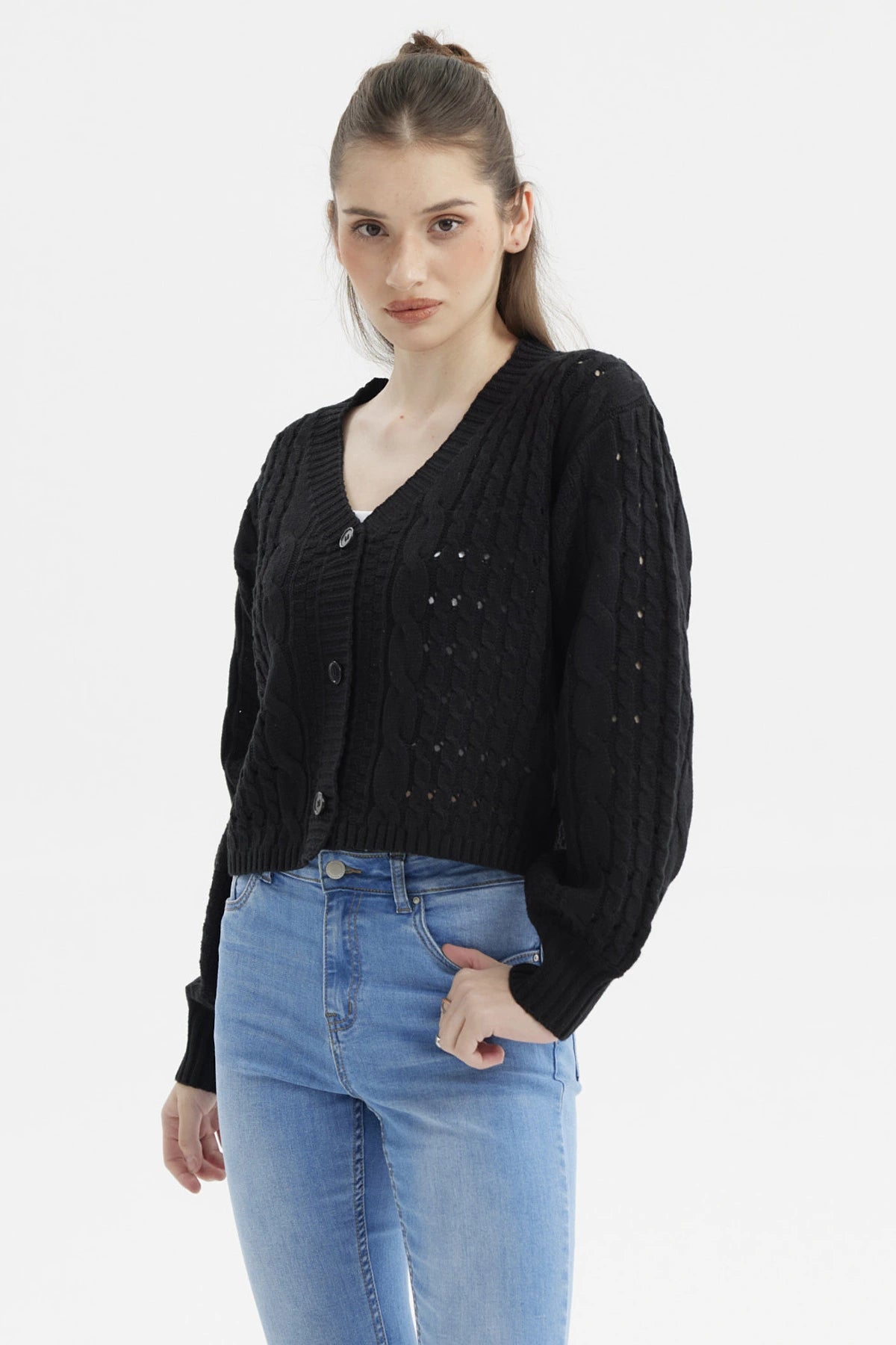 Sweater negro de mujer con botones delanteros y tejido de trenzas en un estilo casual sin estampa visible