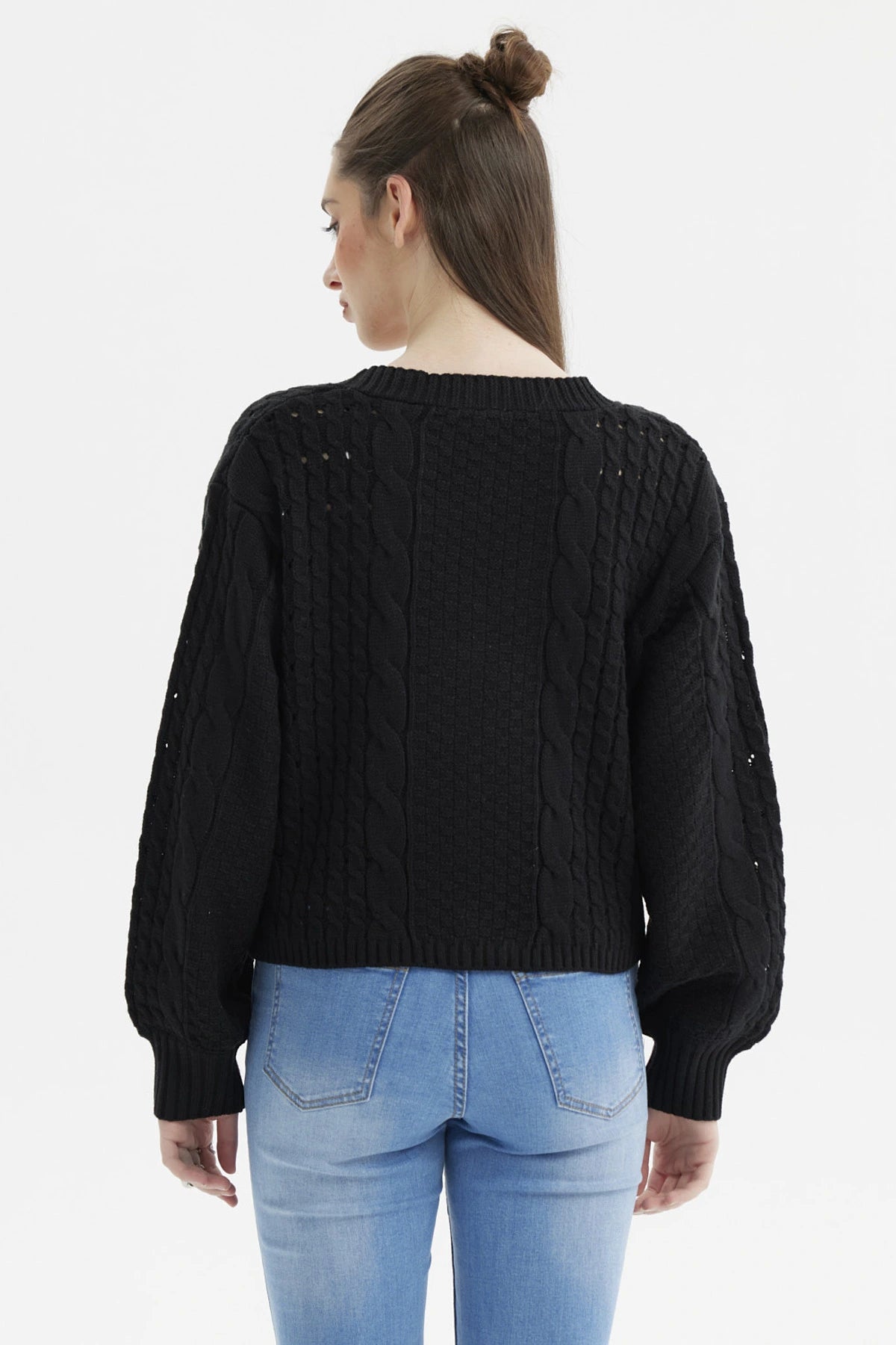 Sweater negro de mujer con botones delanteros y tejido de trenzas en un estilo casual sin estampa visible