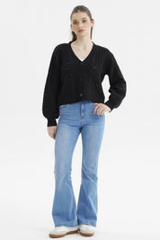 Sweater negro de mujer con botones delanteros y tejido de trenzas en un estilo casual sin estampa visible