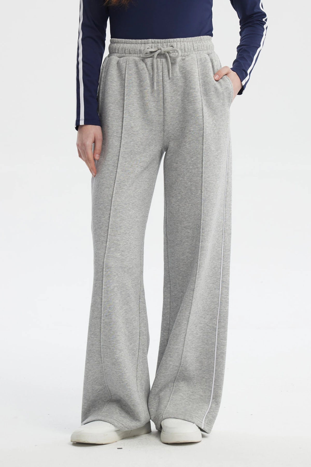 Pantalón buzo mujer gris melange estilo wide leg con cordón ajustable sin estampa visible diseño liso cómodo y moderno