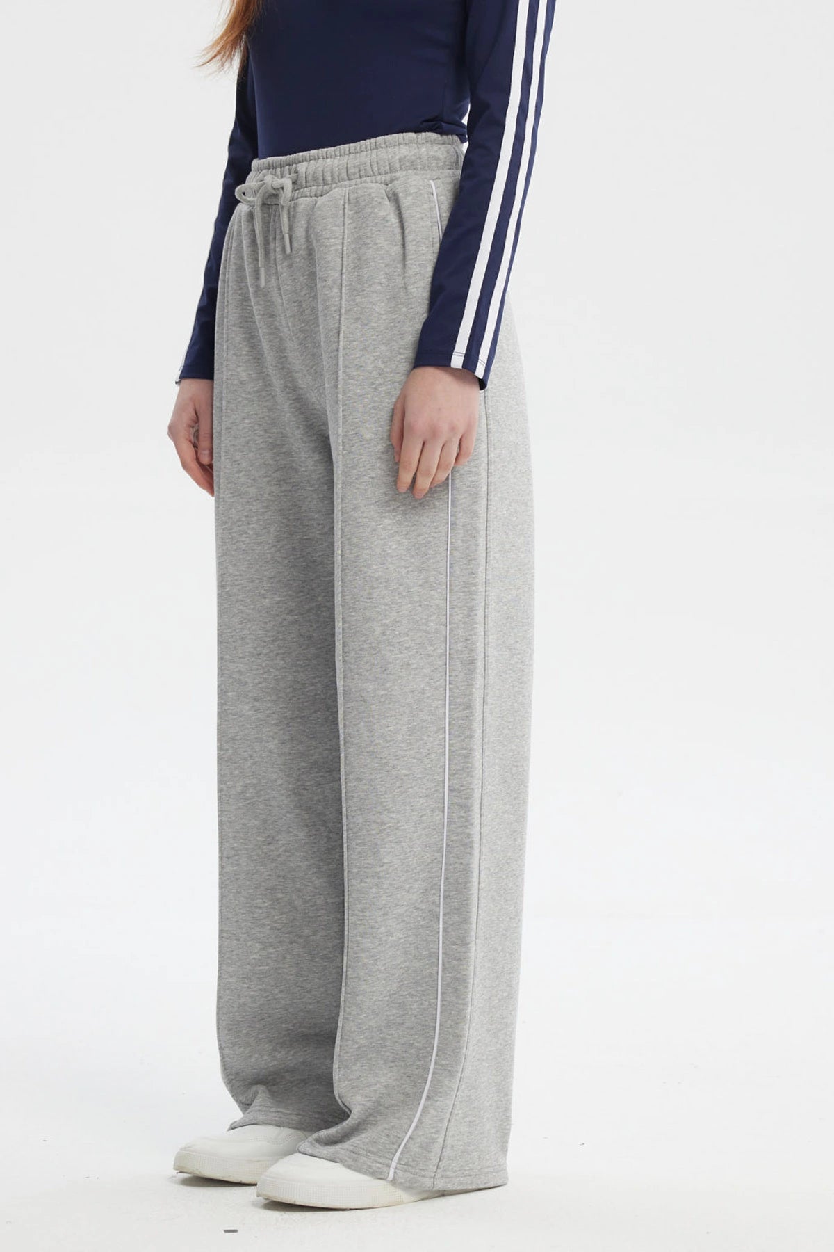 Pantalón buzo mujer gris melange estilo wide leg con cordón ajustable sin estampa visible diseño liso cómodo y moderno