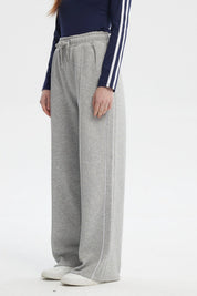 Pantalón buzo mujer gris melange estilo wide leg con cordón ajustable sin estampa visible diseño liso cómodo y moderno