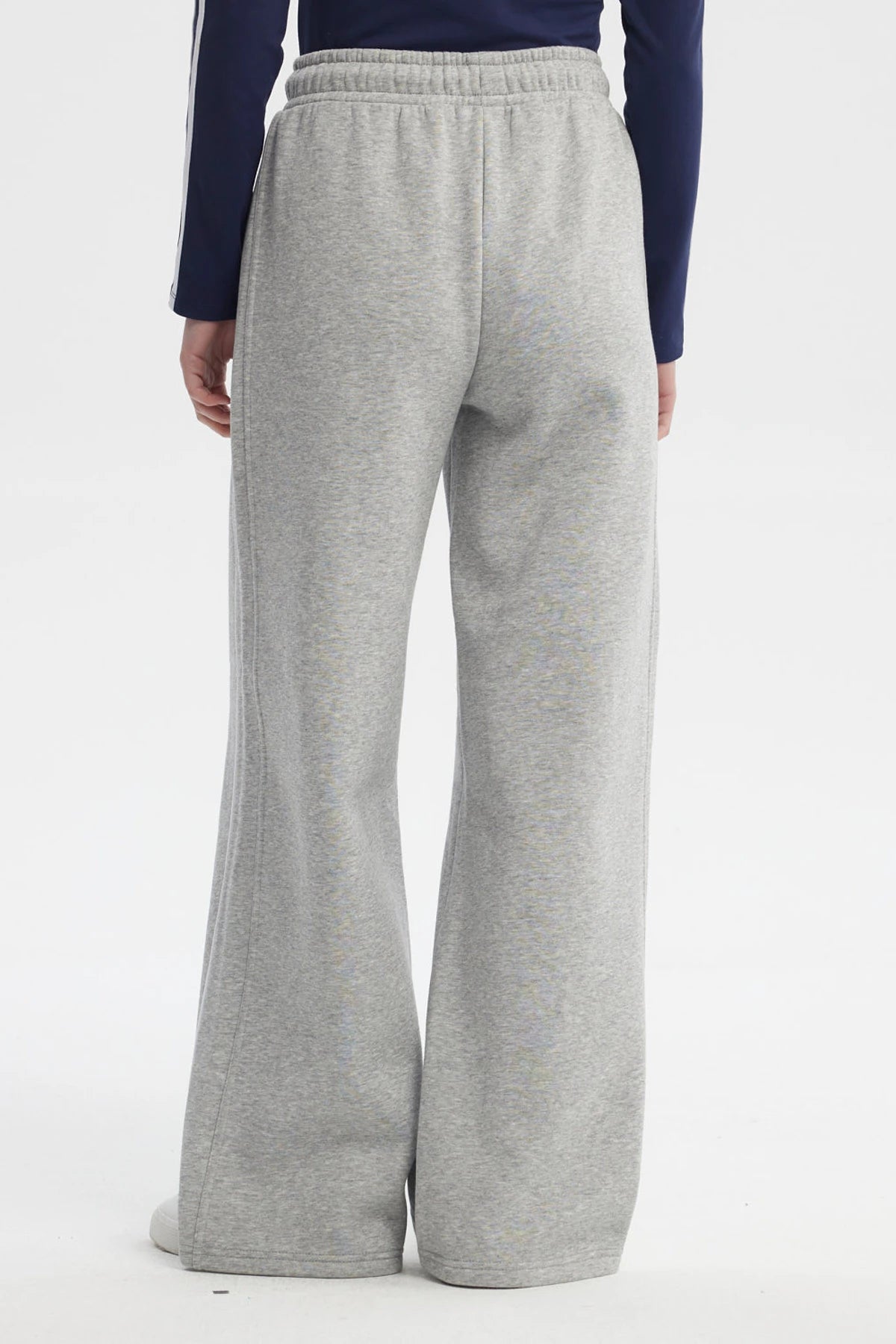 Pantalón buzo mujer gris melange estilo wide leg con cordón ajustable sin estampa visible diseño liso cómodo y moderno