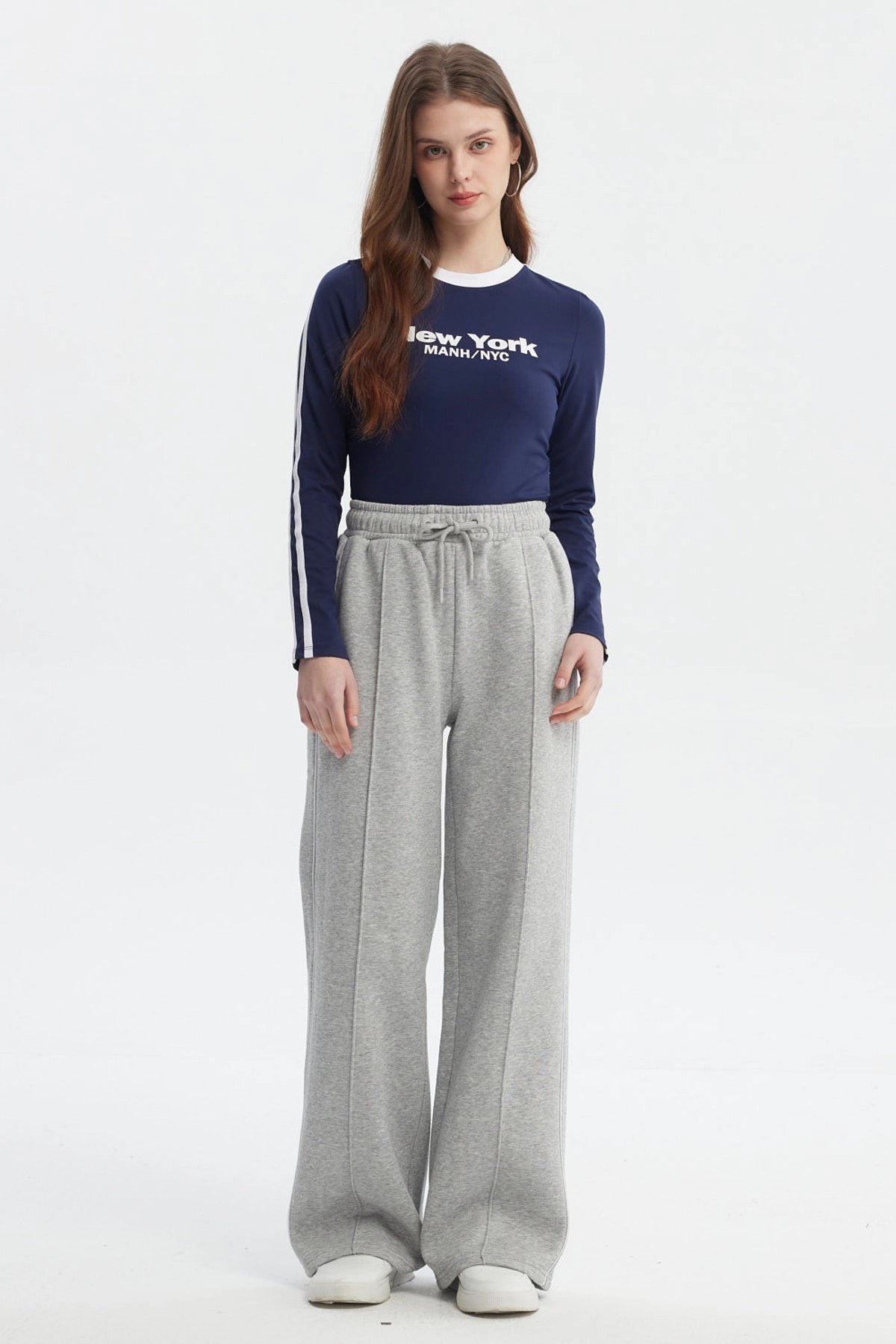 Pantalón buzo mujer gris melange estilo wide leg con cordón ajustable sin estampa visible diseño liso cómodo y moderno