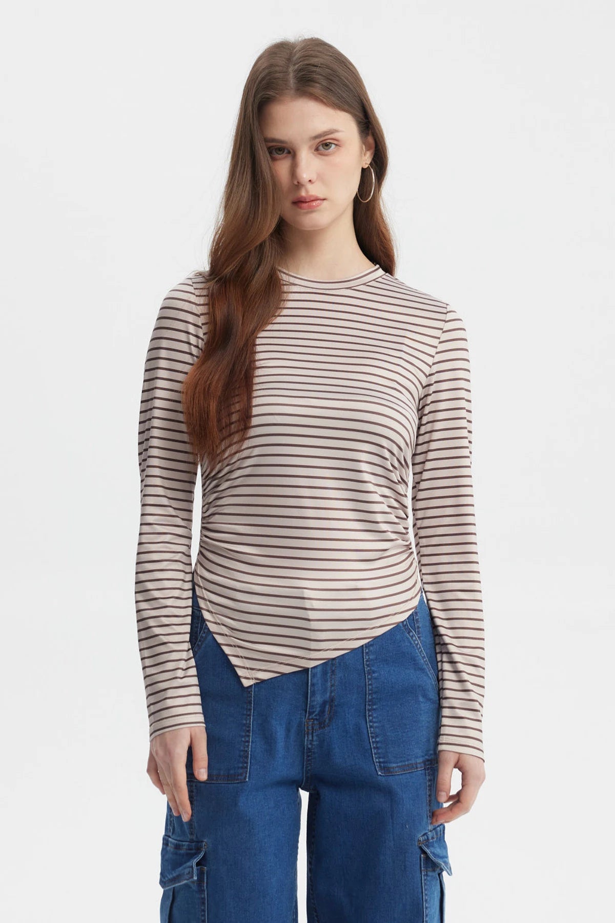 Polera de mujer beige con rayas marrones ajustada de manga larga y basta en punta sin estampa lisa y casual