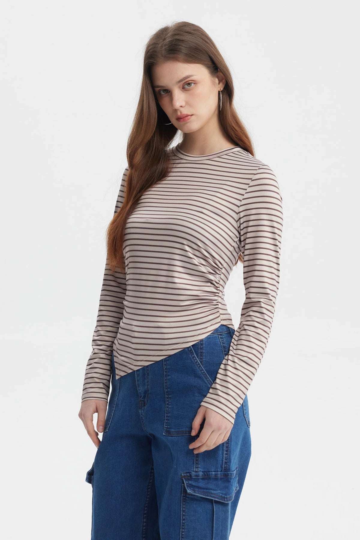Polera de mujer beige con rayas marrones ajustada de manga larga y basta en punta sin estampa lisa y casual