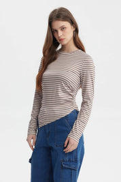 Polera de mujer beige con rayas marrones ajustada de manga larga y basta en punta sin estampa lisa y casual