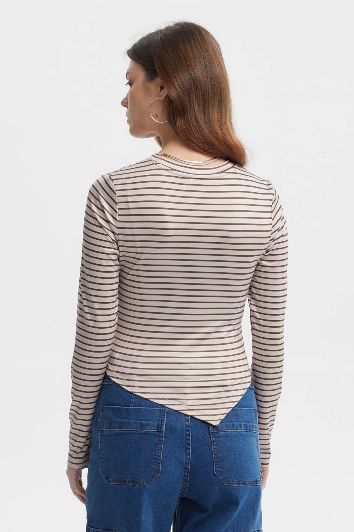 Polera de mujer beige con rayas marrones ajustada de manga larga y basta en punta sin estampa lisa y casual