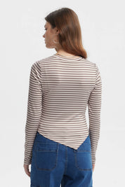 Polera de mujer beige con rayas marrones ajustada de manga larga y basta en punta sin estampa lisa y casual