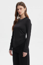 Polera mujer negra manga larga con basta en punta diseño liso ajuste suave al cuerpo sin estampado visible