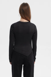 Polera mujer negra manga larga con basta en punta diseño liso ajuste suave al cuerpo sin estampado visible