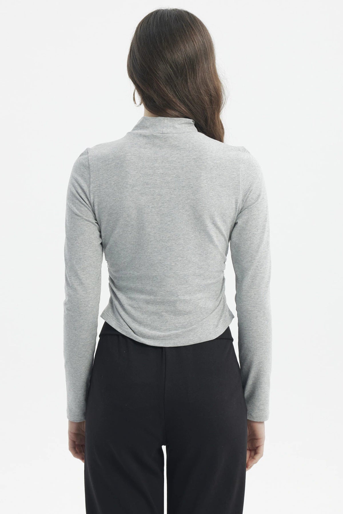 Polera juvenil gris melange lisa manga larga cuello alto ajustado sin estampa