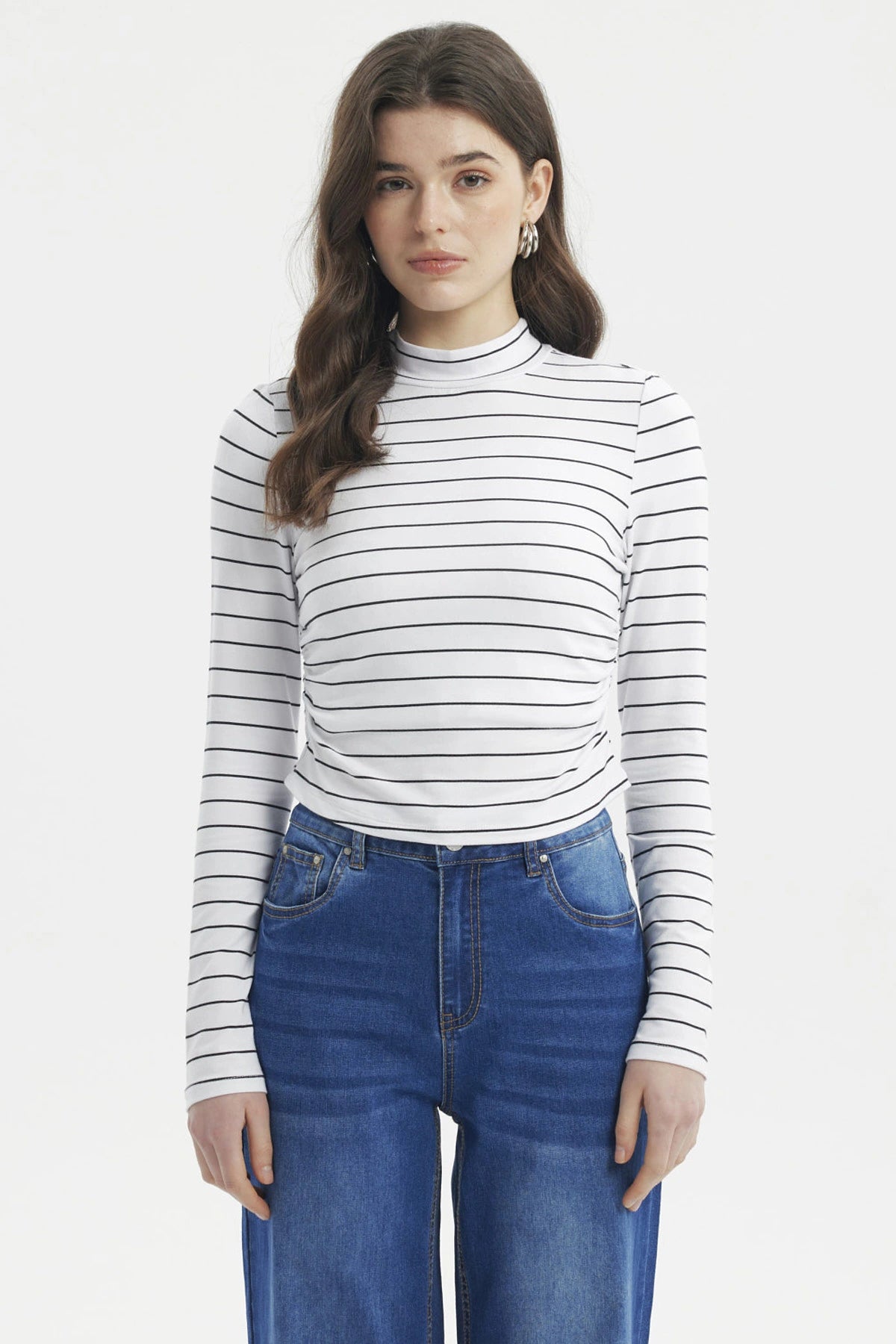 Polera juvenil de mujer blanca con rayas negras horizontales ajustada sin estampa visible