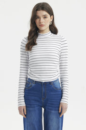 Polera juvenil de mujer blanca con rayas negras horizontales ajustada sin estampa visible