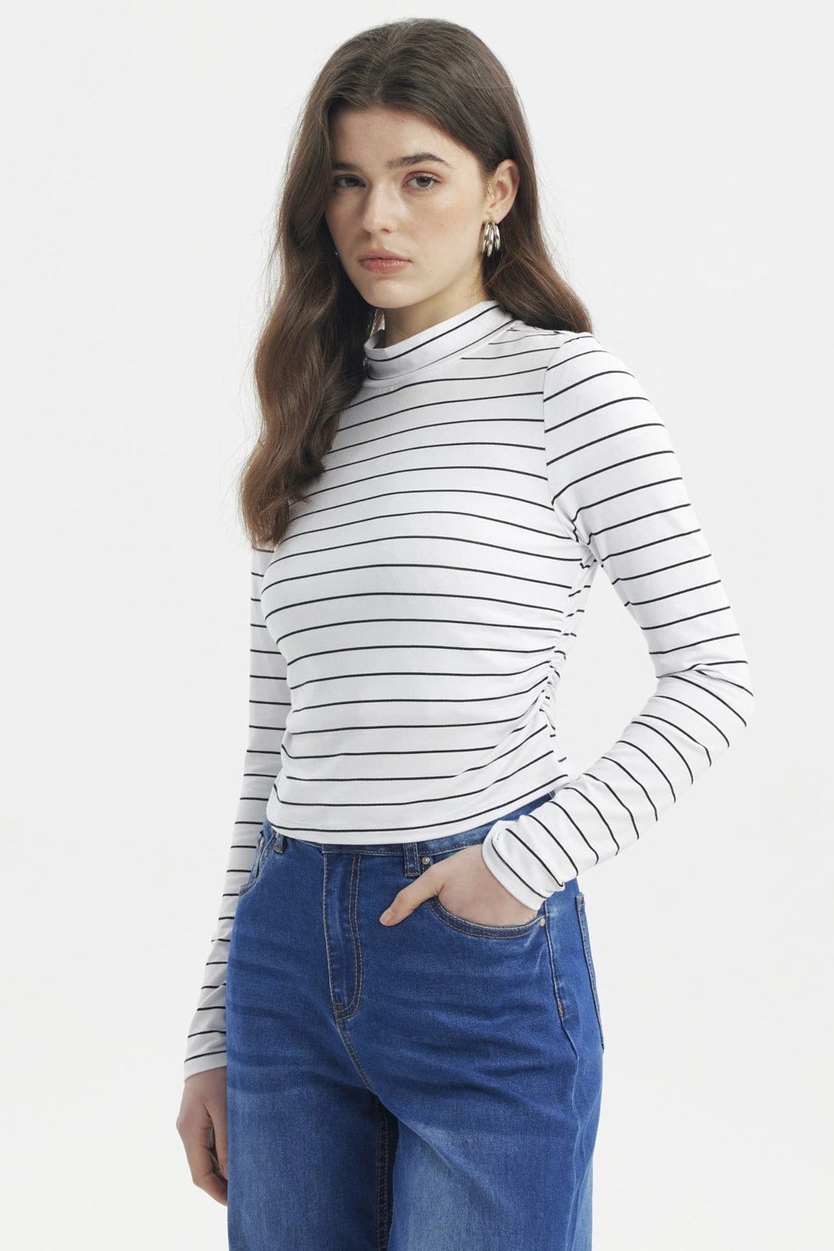 Polera juvenil de mujer blanca con rayas negras horizontales ajustada sin estampa visible