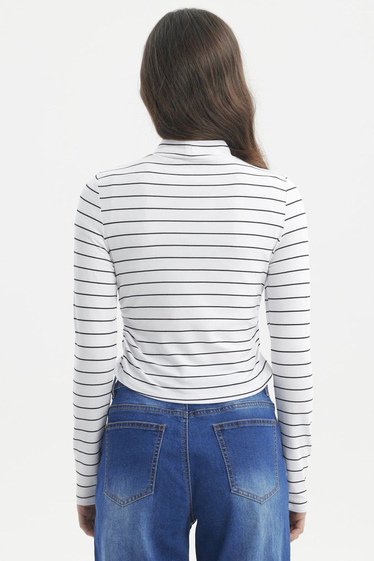 Polera juvenil de mujer blanca con rayas negras horizontales ajustada sin estampa visible