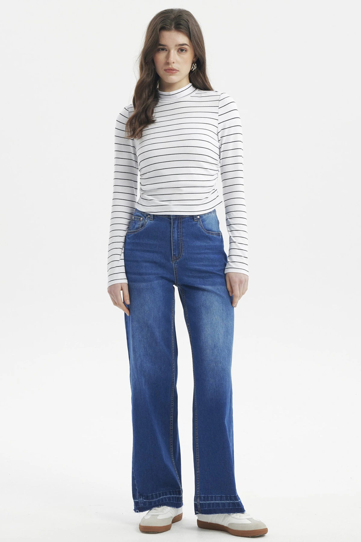 Polera juvenil de mujer blanca con rayas negras horizontales ajustada sin estampa visible